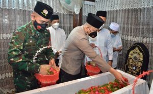 Peringati Hari Jadi Kota Gresik ke 534, Kapolres Bersama Forkopimda Ziarah Makam Wali