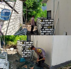 Bhabinkamtibmas Polsek Manyar Bersama Warga Desa Sembayat Giat Bedah Rumah Nenek Maruji