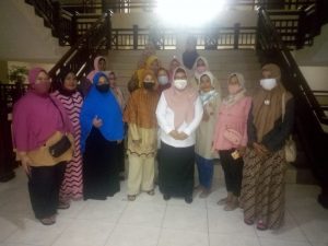 Para Ibu Korban Rentenir Curhat pada Wakil Bupati Gresik, Cari Solusi Bersama