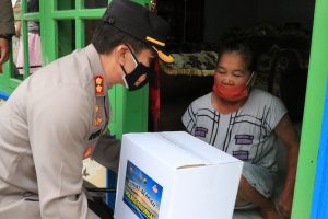 Jelang Ramadan, Kapolres Pasuruan Contohkan Bakti Sosial Door to Door