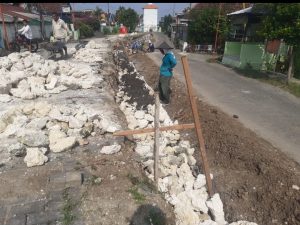 Kades Ngampel Terkesan Arogan, Menantang Wartawan Virallkan  Proyek Pengeprasan Jalan Poros Desa,Akhirnya Berbuntut Panjang