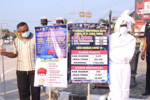 Hadirkan Pocong dan Kerandanya, Cara Unik Polres Madiun Ingatkan Masyarakat Pentingnya Prokes