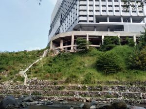 Terkikis Abrasi Hingga Pondasi Menggantung di atas Tanah, Apartemen Begawan Malang Rawan Ambrol