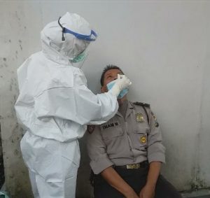 Anggota Polsek Dukuh Pakis Selama 3 Hari Melaksanakan Swab Masal