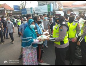 Polres Gresik Gandeng Awak Media Online G.O.P News Bagikan Takjil, Masker dan Sembako