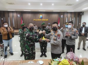 Dandim 0817 Beri Surpise Kapolres Gresik di HUT Bhayangkara ke 75