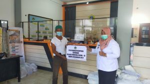 Kades Yosowilangun Gresik Bagikan Sembako untuk Warga yang Isolasi Mandiri