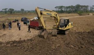 Sat Reskrim Polres Gresik Gerebek Galian C Ilegal, Dua Unit Excavator dan 7 Dump truk Disita
