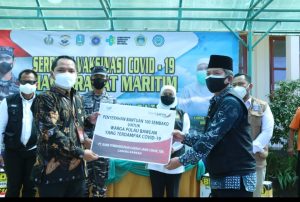 Bank Jatim Cabang Bawean Peduli Berikan Bantuan Sembako pada Warga yang Terdampak Pandemi Covid-19