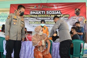 Semangat Kemerdekaan, Kapolresta Sidoarjo Terabas Medan Berat Bagikan Bansos ke Wilayah Terpencil
