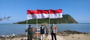 MUSPIKA Kecamatan Sangkapura Kibarkan Bendera Merah Putih di Pantai Selayar Bawean