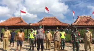 MUSPIKA Kecamatan Tambak Kibarkan Bendera Merah Putih di Pulau Cena.