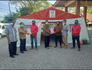 Ketua AKD Bersama Plt, Camat Duduksampeyan Salurkan Bantuan Beras ke Posko Darurat Cerme