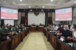 Danrem 084/Bhaskara Jaya pimpin Rakor serbuan Vaksin Massal Covid-19 Bersama Forkopimda Surabaya
