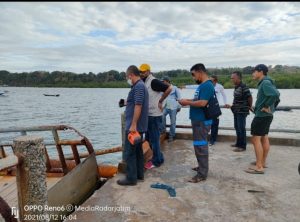 Tim Seksi Preservasi Jalan dan Jembatan Bidang Bina Marga PUTR Gresik Survei Jembatan Apung di Pulau Bawean