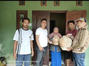 Kelompok Nelayan Serahkan Dua Guci Kuno yang Terjaring Cantrang pada Kasun Tanjunganyar
