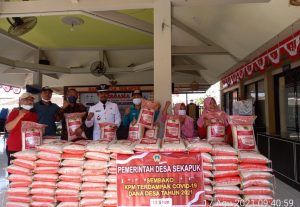Peringati HUT RI ke 76, Pemdes Sekapuk Bagikan 13,5 Ton Beras pada Warga Non PKH dan BPNT