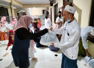 Remaja Masjid Al Ikhlas Santuni Anak Yatim
