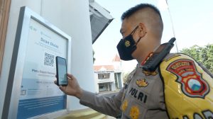 Waspada Klaster Baru, Masuk Mapolrestabes Surabaya Wajib Scan QR-Code Pedulilindungi