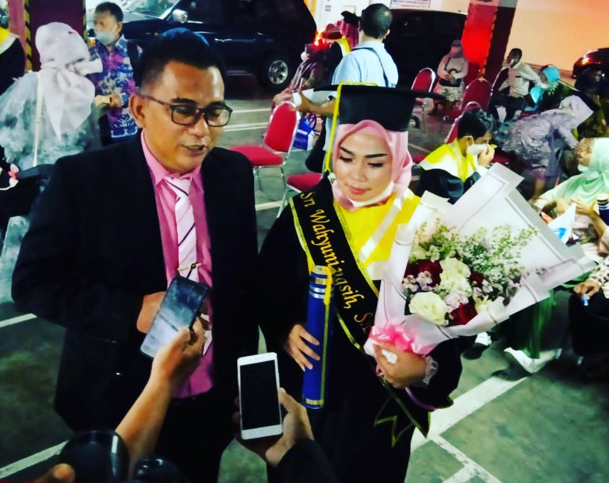 Wisuda S2 Istri Ki Dalang Mahasiswi Unitomo