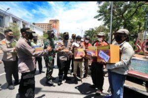 Wakapolda Jatim Bagikan Sembako On The Spot Di Kota Pahlawan