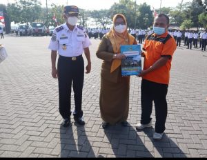Pemkab Gresik Berikan Penghargaan pada Anggota Polantas dan Relawan Atas Dedikasi Kurangi Kecelakaan