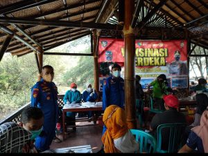 Satpolairud Polresta Banyuwangi Melaksanakan Giat Vaksinasi Merdeka Semeru Kampung Nelayan Tangguh