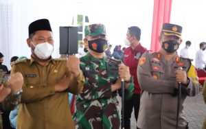 Kapolres Dampingi Bupati Gresik Terima dan Salurkan Bantuan 102 Ribu Dosis Vaksin
