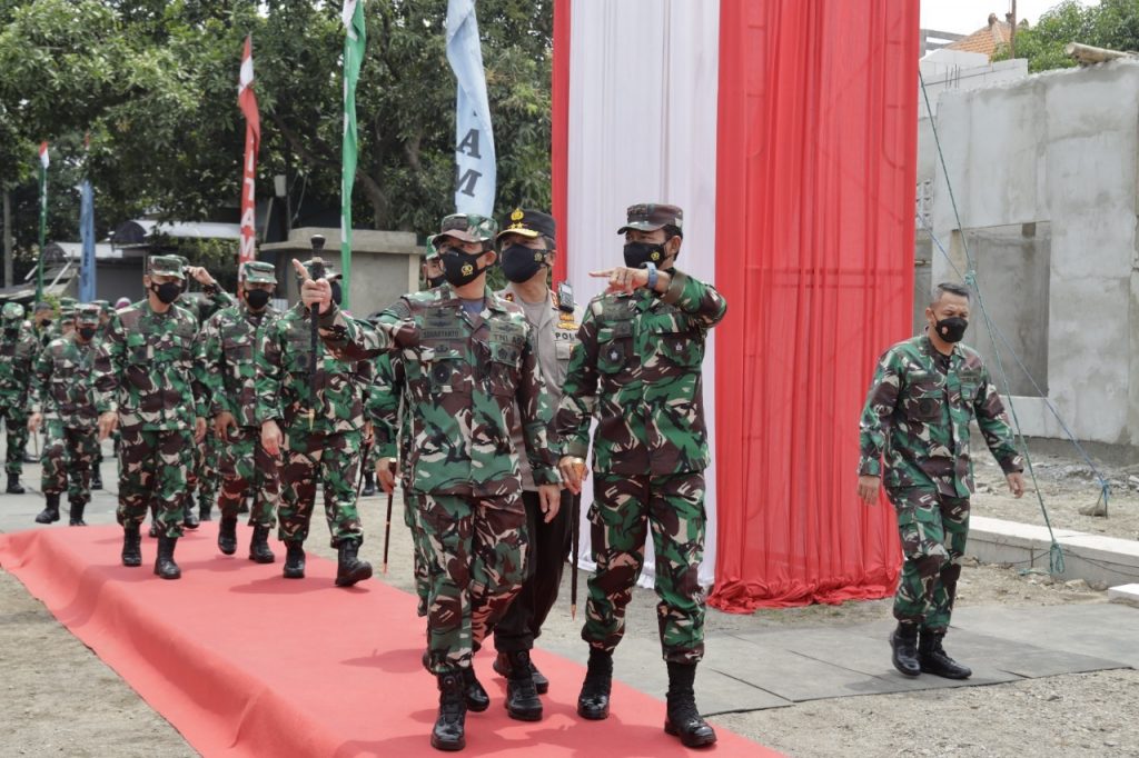 Kunker Panglima TNI, Mayjen Suharyanto Jadi Saksi Penyerahan Rumah Pahlawan Nanggala-402