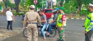 JELANG AKHIR TAHUN, KODIM GRESIK GENCARKAN PATROLI PEMBERLAKUAN PPKM LEVEL-2