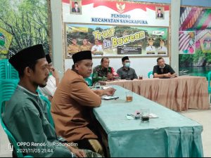 Camat Sangkapura Gelar Ngobar Bersama Kapolsek dan Para Kades Bahas Kamtibmas