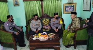 Pererat Tali Silaturahmi, Kapolres Gresik Sambangi Pengasuh Ponpes