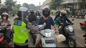 Kapolres Gresik, AKBP Moch. Nur Aziz Melalui Ops Zebra Semeru 2021,Polres Gresik Bagikan Masker