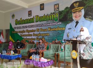 Ini yang Dilakukan Wabup Gresik Saat Ngantor di Balai Desa Kumalasa Kecamatan Sangkapura