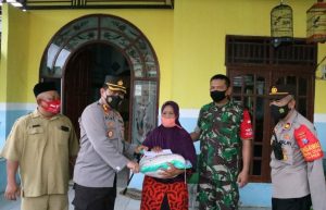 Kapolres Gresik, AKBP Moch Nur Aziz Pedul dan Bantu pada Korban Kerusuhan Oknum Pesilat di Balongpanggang