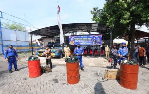 Dinas Perikanan Gresik Bersama Satuan POLAIRUD Polres Gresik Musnahkan Jaring Trawl