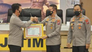 Tingkatkan Pelayanan, Kapolda Jatim Gelar Vicon Pemberian Penghargaan Kepada Kapolresta Malang Kota Atas Capaian Top 15 Kelompok Khusus Inovasi Pelayanan Publik Tahun 2021