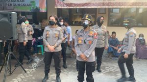 Biro SDM Polda Jatim Beri Dukungan Psikososial dan Pertolongan Pertama Psikologis pada Warga Terdampak Erupsi Gunung Semeru