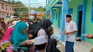 Ustadz Firdaus Masruhen Berikan Hadiah Untuk Guru dan Pelajar di Bawean