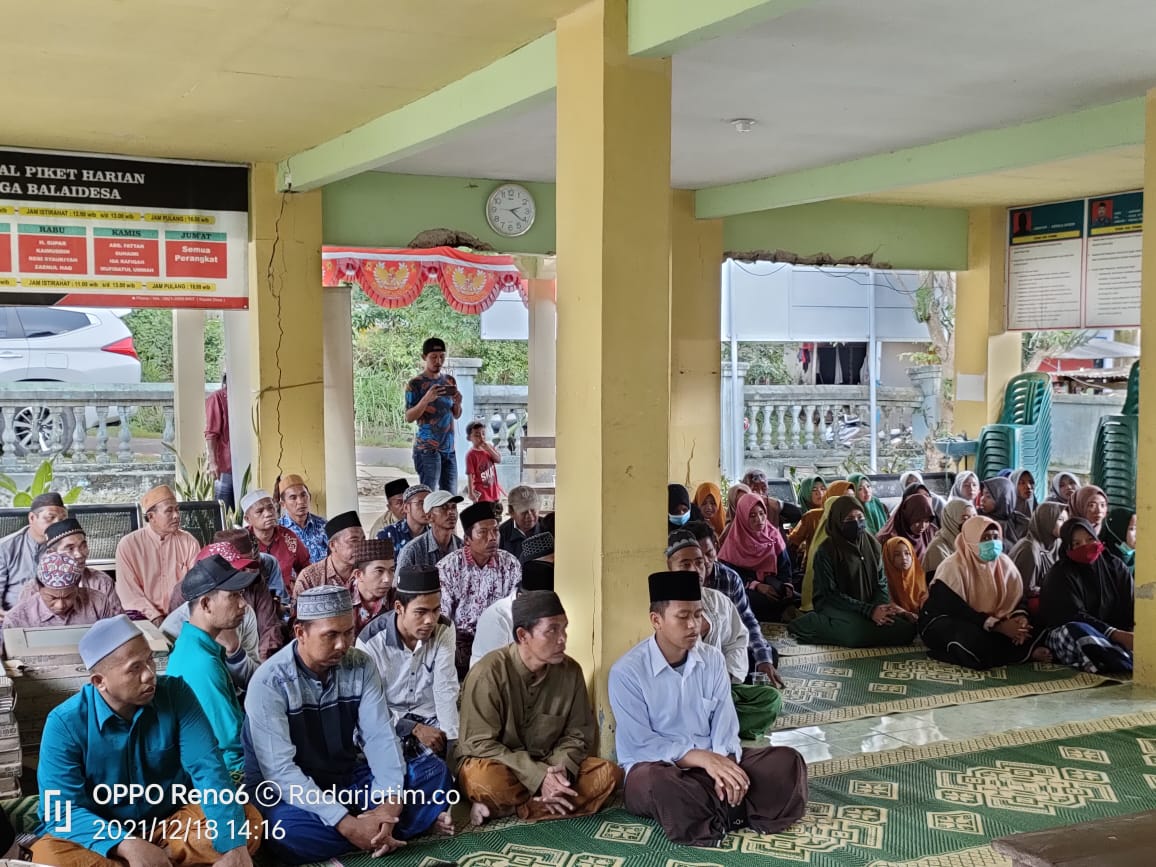 Foto : Sebanyak 106 orang yang terdiri dari Guru Madrasah Ibtidaiyah, Guru Ngaji dan Guru Sekolah Dasar mendapatkan uang hadiah dari Ustadz Firdaus Masruhen di Balai Desa Sidogedungbatu Kecamatan Sangkapura.