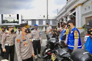 Amankan Nataru, Cek Kendaraan, Kapolrestabes Surabaya Pastikan Kendaraan Dinas Polisi Siap Operasional