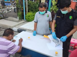 Sopir Bus dan Angkot yang Mangkal di Terminal Bratang dites Urine Satresnarkoba Polrestabes Surabaya