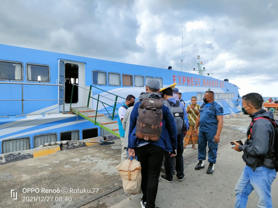  Stakeholder dari Unit Pelaksana Penyeberangan (UPP) Bawean, Giat Pantau adanya aturan yang diberlakukan untuk para penumpang dan pengantar serta mobil roda 2 dan roda 4 yang tidak diperbolehkan memasuki gerbang pintu pelabuhan terkecuali mobil ambulance.