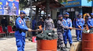 Momen HUT ke-71 Airud, Kapolres Gresik AKBP Moch.Nur Aziz Bakar Jaring Trawl