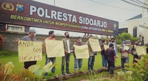 Tuding Berita Hoax, Puluhan Jurnalis Gelar Aksi Demo di Polresta Sidoarjo