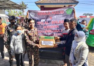 Relawan Masjid Al Iklhash Menyalurkan Bantuan Untuk Korban Gunung Semeru