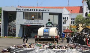 Menjelang Nataru, Polrestabes Surabaya Musnahkan Ribuan Botol Miras dan Knalpot Brong