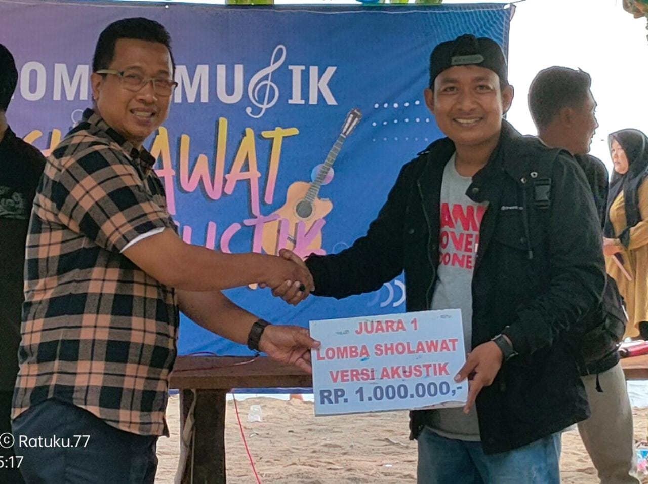 Foto : Kades Sungai Rujing Kecamatan Sangkapura memberikan Hadiah kepada Juara Pertama Group Band Al Jawi Festival Music Sholawat versi akustik secara simbolis di Wahana Wisata Bahari Selayar Bawean.