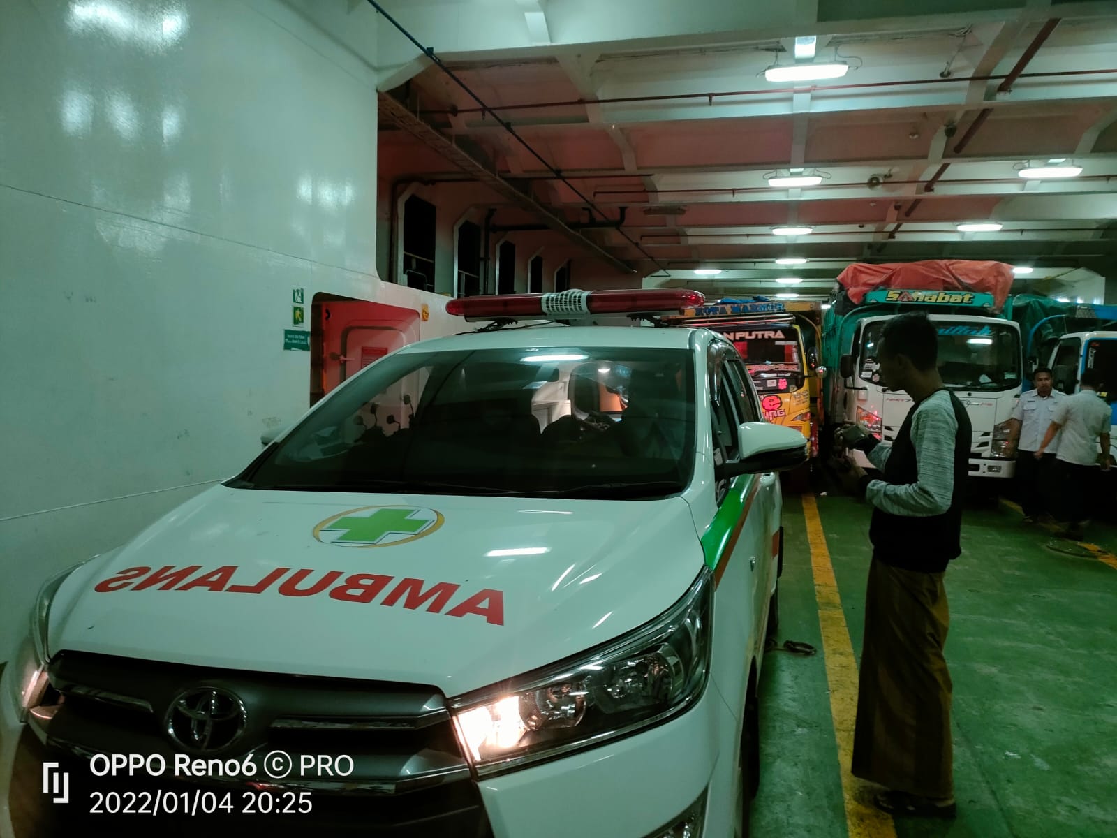 Foto : Pasien waktu di dalam Mobil Ambulance diatas KMP Gili Iyang dari Pelabuhan Penyeberangan Bawean menuju Pelabuhan Penyeberangan Paciran.