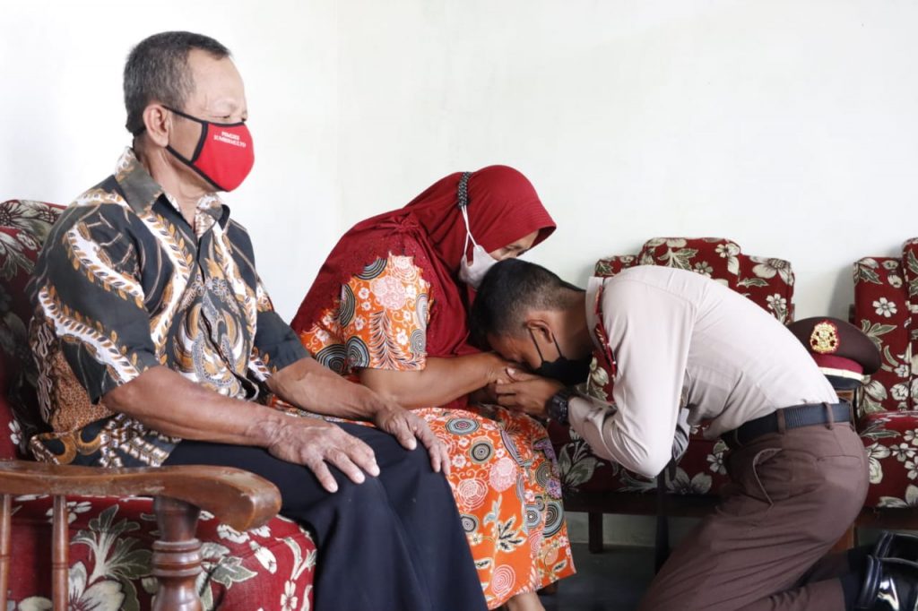 Doa, Usaha dan Kerja Keras Anak Penjual Tahu Keliling Lolos Pendidikan Akpol